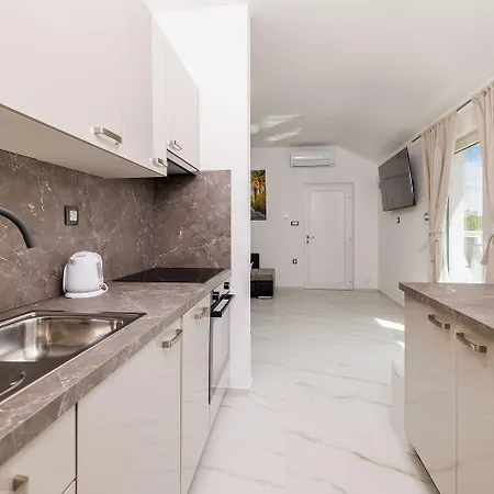 Appartement Mit Pool, Balkon Unweit Von Heilschlamm Bucht Kras