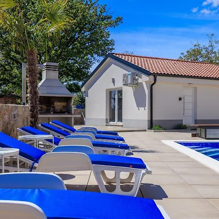 Mit Pool, Balkon Unweit Von Heilschlamm Bucht Kras