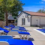 Mit Pool, Balkon Unweit Von Heilschlamm Bucht Kras